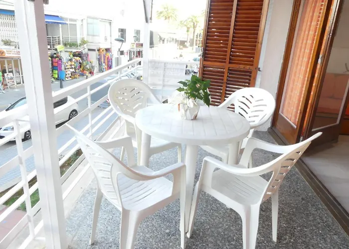 Zeus Alexis Lägenhet *